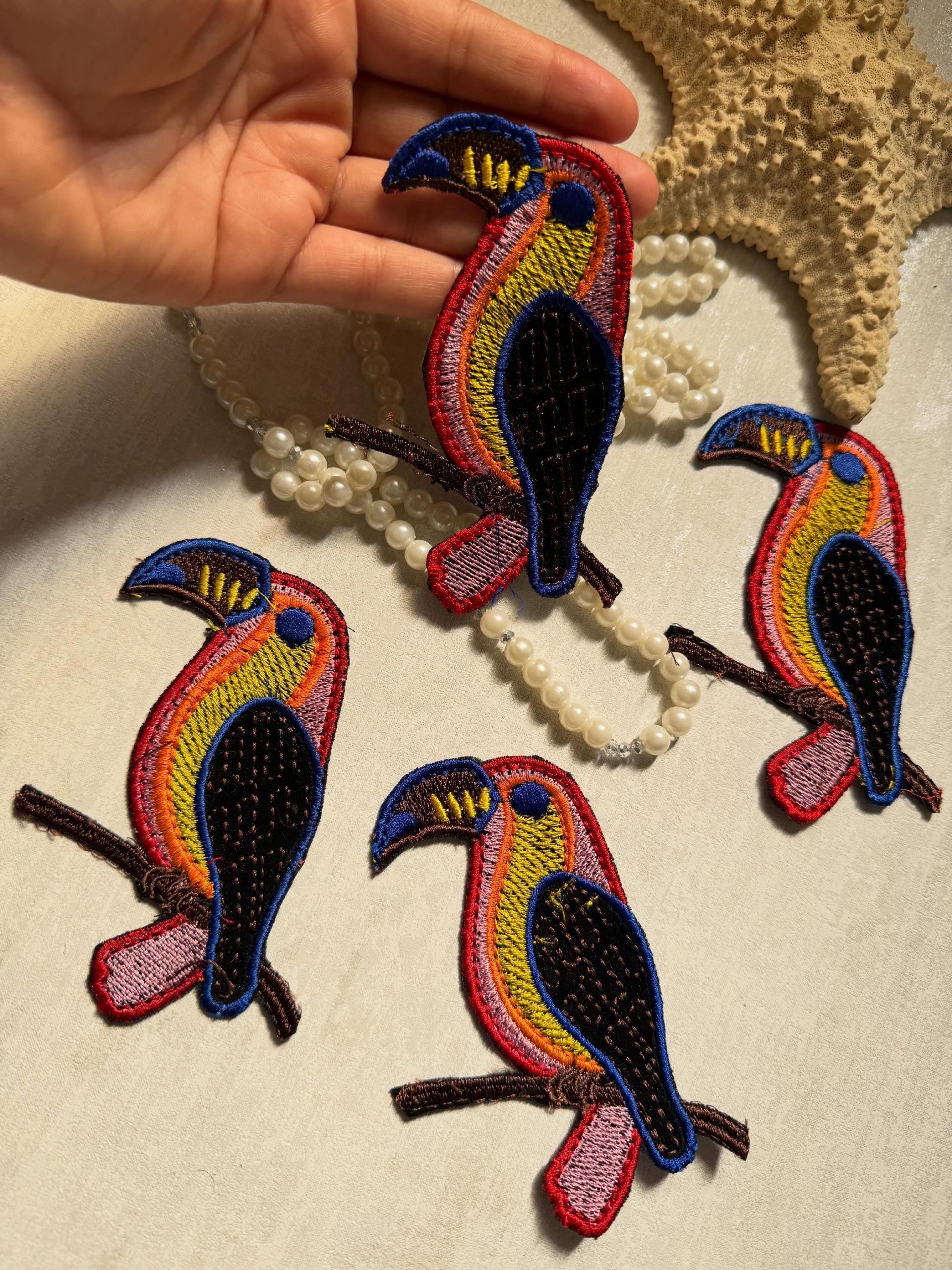گل سینه گلدوزی طوطی
