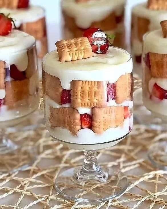 دسر خوری پایه دار طرح TOWER برند PAŞHABAHÇE